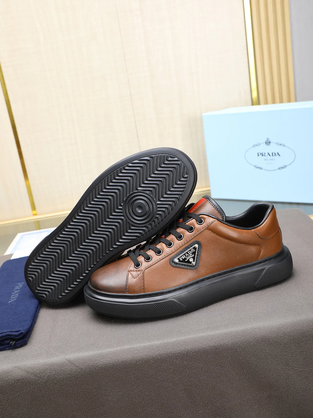 Men's shoes 💰460 Prada/Prada Men's new casual shoes, this upper is made of imported calfskin + sheep lining! The outside is decorated with the P family's classic metal triangle enamel logo, and the outsole is made of non-slip sports foam ultra-light outsole, which feels good on the feet and is a fashionable and fashionable item!  Size: 38-44 (45 customized)